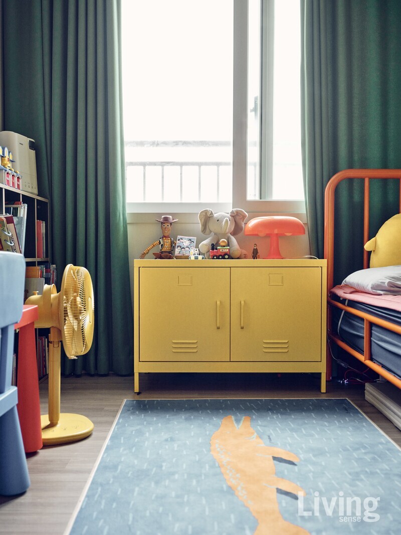 아이방도 집 안의 다른 공간과 마찬가지로 메인 컬러로 노란색을 정한 뒤, 그에 어울리는 소품들로 채워가는 수순으로 꾸몄다.