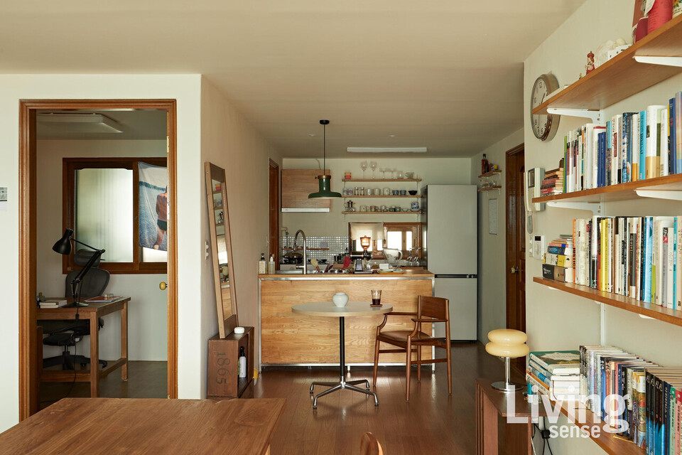 거실과 서재의 테이블은 집의 분위기에 맞도록 맞춤 제작했다. 취미로 목공을 배웠던 이현우 씨는 와인 상자를 리폼하거나 합판을 가공해 작은 수납장들을 만들었다.