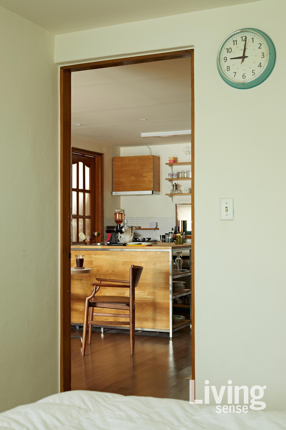 침실에서 바라본 주방의 모습.