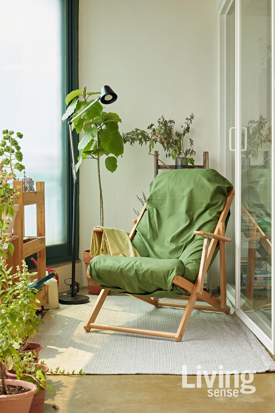 혼자 살면서 화분을 마음껏 들이고 허브를 키우는 재미에 빠지게 되었다. 옥상과 베란다에서 방울토마토와 허브를 기르는 중.