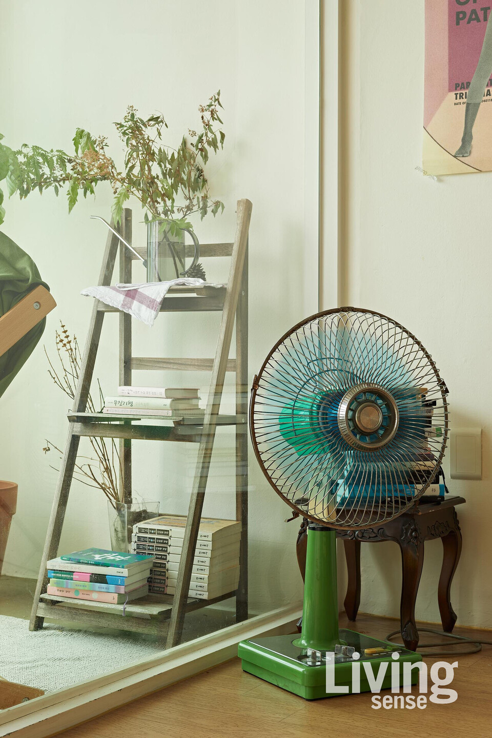 거실 한쪽에서 연륜을 뽐내며 힘차게 작동하는 선풍기. 