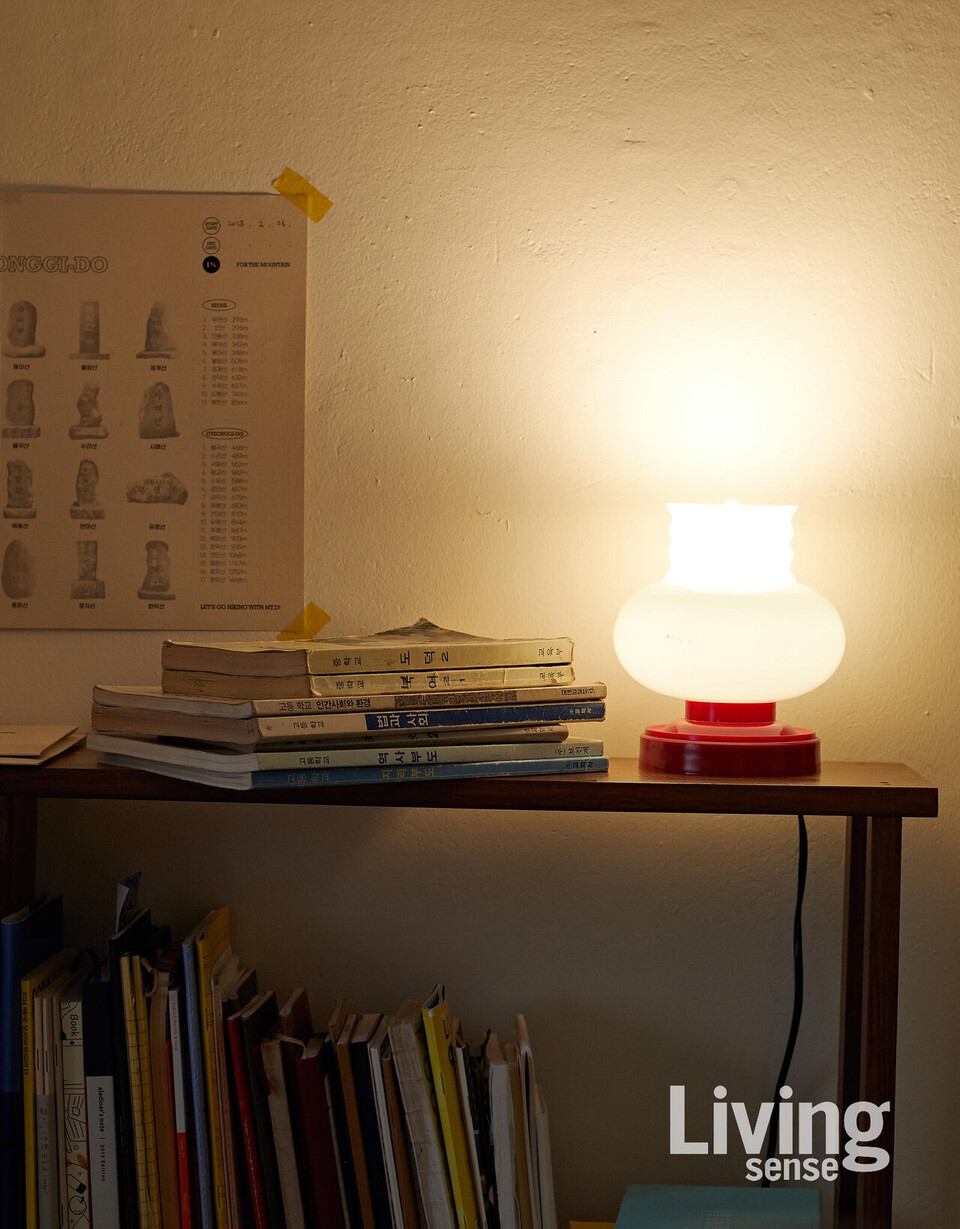 페인트로 마감한 벽이 은은하게 온기를 품고 있다. 서재 한쪽에 자리한 책장에는 20년이 넘은 교과서부터 필기 노트로 빼곡하다.