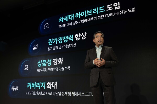장재훈 현대자동차 대표이사(사장)가 지난달 28일 서울 여의도 콘래드 호텔에서 열린 2024 현대자동차 CEO 인베스터 데이에 참석해 향후 투자 계획을 발표하고 있다. / 사진=현대자동차