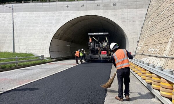 지난 7월 포스코의 제강슬래그가 국호3호선 도로포장 공사에 아스팔트 콘크리트 골재로 활용되고 있다. / 사진=포스코