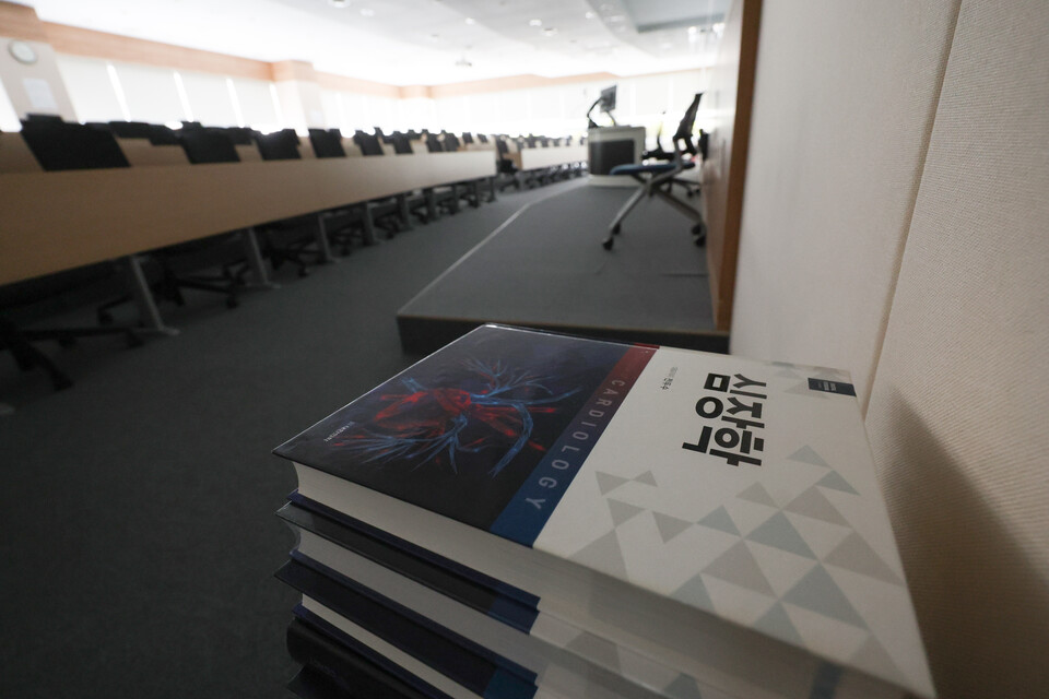 대통령실이 2026학년도 의과대학 증원 규모를 조정할 수 있으며 여·야·의·정 협의체도 구성할 수 있다는 입장을 밝힌 지난 6일 서울 시내 한 의대 강의실에 심장학 이론서가 쌓여 있다. / 사진=연합뉴스