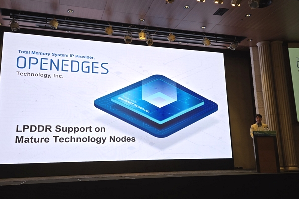 김동헌 오픈엣지테크놀로지 부장이 9일 서초구 엘타워에서 개최한 한국반도체산업협회(KSIA)-D&R IP SoC 컨퍼런스에서 메모리 기술을 주제로 발표했다. / 사진=고명훈 기자