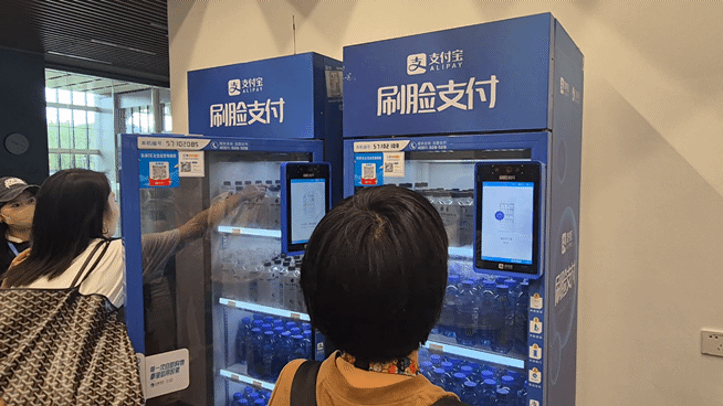 알리바바그룹 내에선 음료수 자판기도 안면인식 시스템으로 결제한다. / 사진=한다원 기자