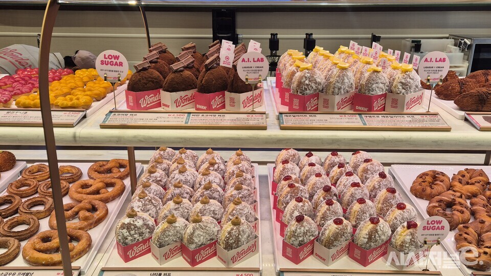 던킨 원더스 청담점에서 AI LAB 기술이 적용된 도넛을 판매한다. / 사진=한다원 기자
