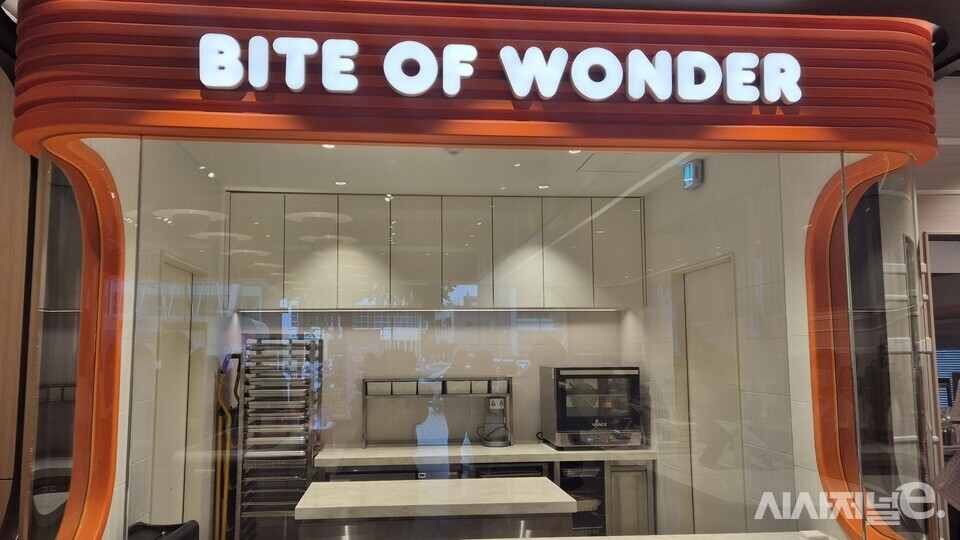 던킨 원더스 청담 매장 내에 오픈형 키친 바이트 오브 원더이 도입됐다. / 사진=한다원 기자