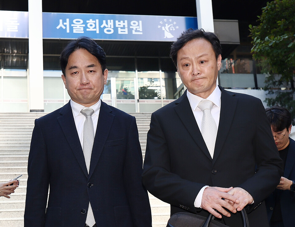 류화현 위메프 대표(왼쪽)와 류광진 티몬 대표가 지난달 30일 오후 서울 서초구 서울회생법원에서 티몬·위메프 사태 관련 2차 회생절차 협의회를 마친 뒤 건물을 나서고 있다. / 사진=연합뉴스