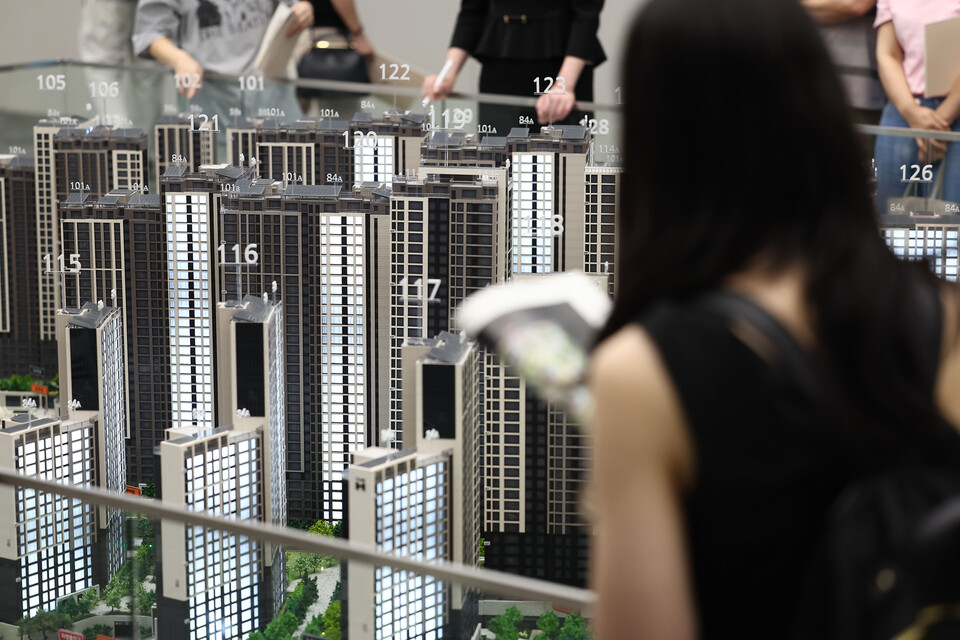 서울 서초구 방배5구역 재건축 단지인 '디에이치 방배' 견본주택에서 고객들이 주택 모형을 둘러보고 있다.