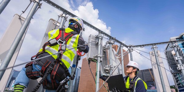 SK텔레콤과 SK오앤에스 기술진이 서울역 인근에서 통신장비를 점검하는 모습 / 사진 = SK텔레콤