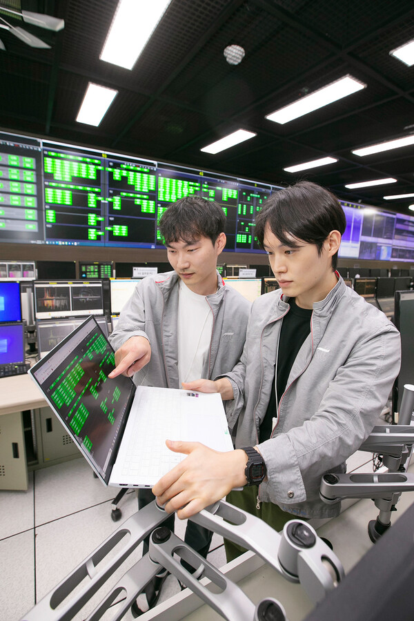 KT 네트워크 전문가가 경기도 과천시 네트워크 관제센터에 마련된 종합상황실에서 전국 통신 현황을 점검하고 있다. / 사진 = KT