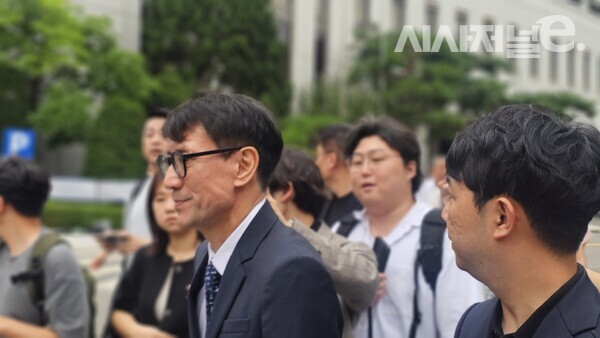 홍은택 전 카카오 대표가 11일 서울 양천구 남부지방법원에서 열린 공판에 참석 후 법원을 나가고 있다. / 사진 = 김용수 기자