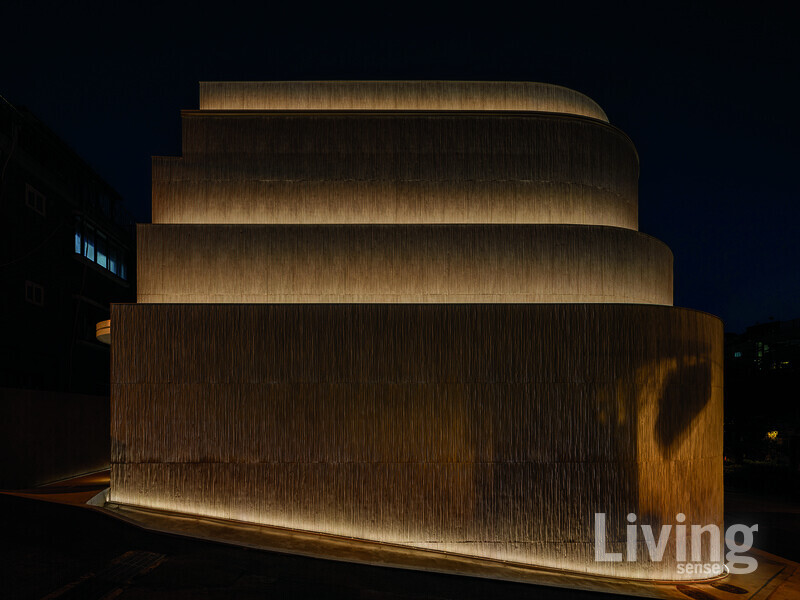 이슬 팀장이 추천하는 방문 시간대는 평일 저녁. 퇴근후 위스키 한잔과 함께 책을 읽길 권한다. 3층에서는 스피커와 가장 가까운 위스키바 자리에 앉아볼것. 인스타그램에 주기적으로 플레이리스트를 업로드하는 그래픽의 감각적인선곡을 제대로 감상할 수 있다. ©Kangmingu