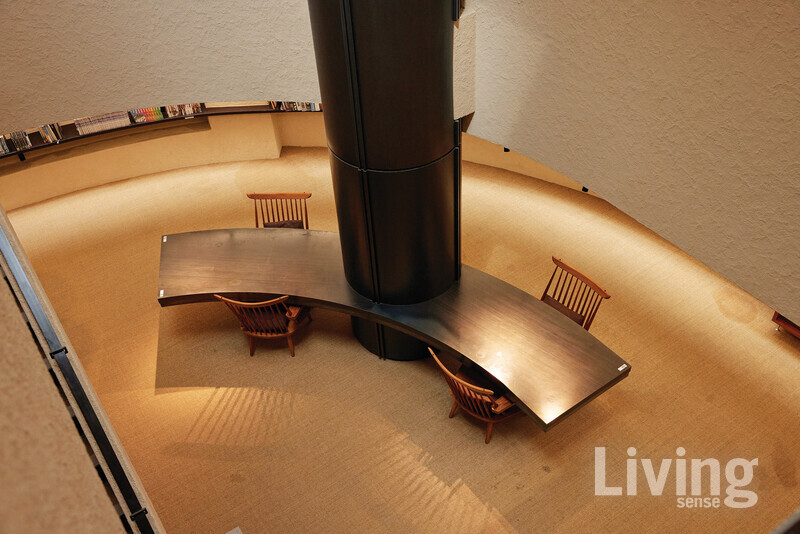 테이블에 엎드려 팔을 축 늘어뜨린 채 책을 읽는 의뢰인의 의견을 반영한 공간이다. 테이블은 정자세로 앉았을 때 편안하게 느끼는 일반적인 높이인 750mm가 아니라 조금 더 몸을 숙였을 때 안정적인 550mm 높이로 설정해 새롭게 제작한 것.