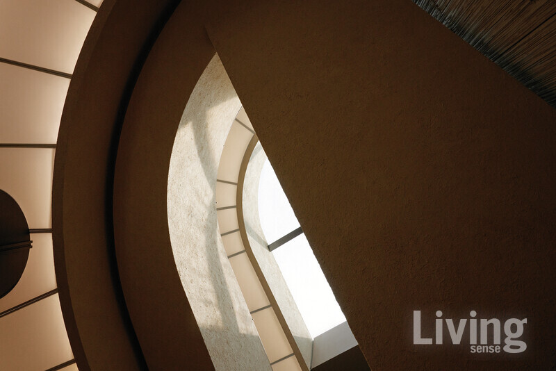 낮에 주로 방문하는 서점과 밤에 들르는 술집. 두 낯선 공간을 어떻게 융합시킬지 고민하던 건축가는, 흘러가는 자연에 맡기기로 했다. 그렇게 확보한 넓은 보이드 공간과 천장을 통해 낮이면 햇볕이, 밤이면 어둠이 밀려온다. 덕분에 고개를 들면 벽으로 막힌 실내에서도 시간을 짐작할 수 있다.