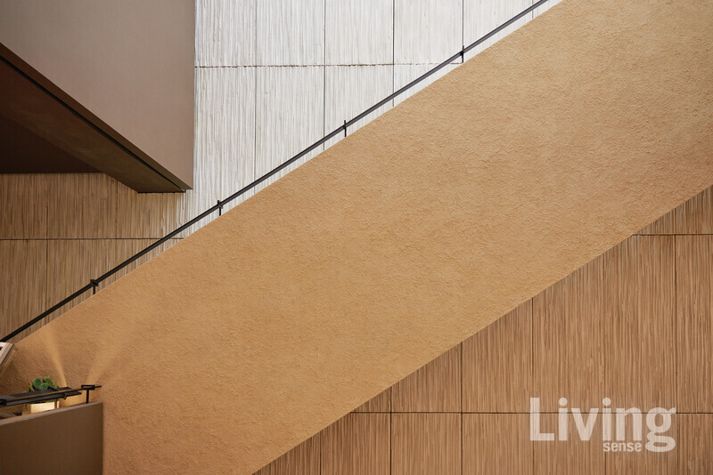 고서를 닮은 세라믹 마감재. 이는 외벽은 물론 실내에서도 확인할 수 있다. 외장재가 내장재가 되고, 내장재가 외장재가 되며 둘 간의 경계를 허물어뜨리는데, 이는 김종유 소장의 공간 철학 중 하나.