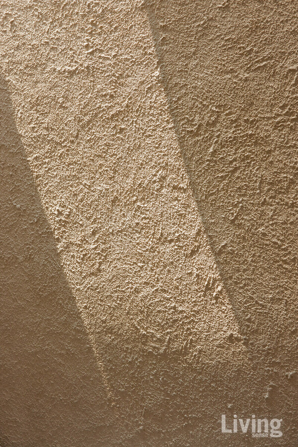 실내 마감재로는 빛을 받았을 때 시각적인 재미를 줄 수 있도록 거칠고 투박한 질감을 주는 제품들을 주로 택했다. 사진은 페인트를 질감 있게 처리하는 스페셜 페인팅 기법으로 마감한 것.