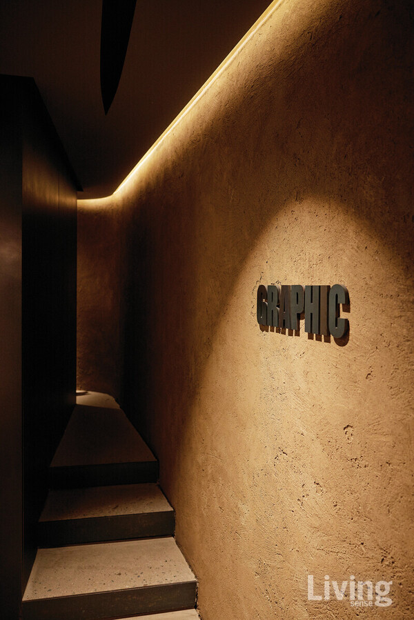 문을 열고 들어가자마자 보이는 공간. 작은 틈사이로 흘러나오는 빛을 따라 걷다 보면 방문객은 정면이 아닌 왼편에서 자동문이 열리는것을 깨닫고 흠칫 놀라게 된다. 이런 의외성 하나가 이곳을 사람들에게 더 깊이 각인시킨다. SNS 사진 너머로 보는 공간이 아닌, 실제로 방문하고 체험하는 공간이 되었으면 하는 건축가의 마음이 담겼다.