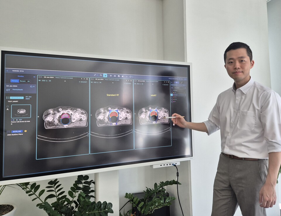 정누리현 강원대학교병원 방사선종양학과 교수가 서울 용산구에서 시사저널e와 진행한 인터뷰에서 자기 제어 방사선치료 기술을 소개하고 있다./ 사진=최다은 기자