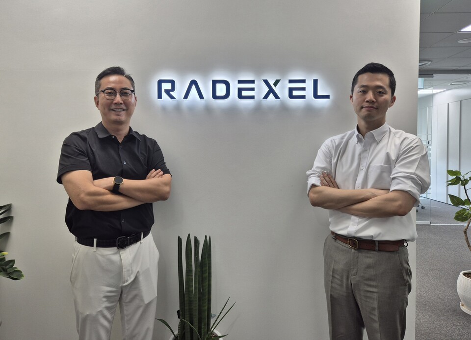 김태순 대표와 정누리현 교수가 시사저널e와 인터뷰를 마치고 포즈를 취하고 있다./ 사진=최다은 기자