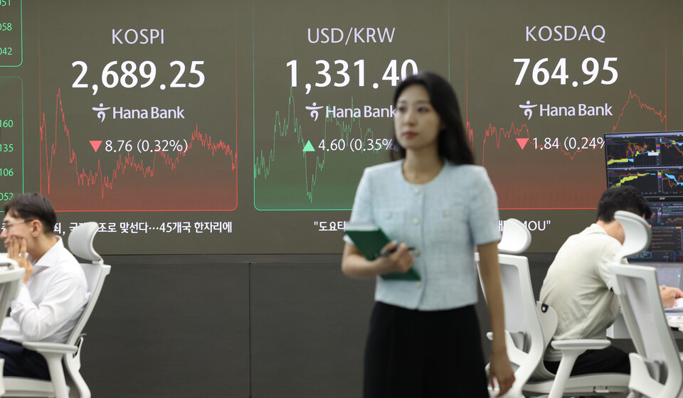 27일 오후 서울 중구 하나은행 딜링룸 현황판에 코스피 지수, 원/달러 환율, 코스닥 지수가 표시돼있다. / 사진=연합뉴스