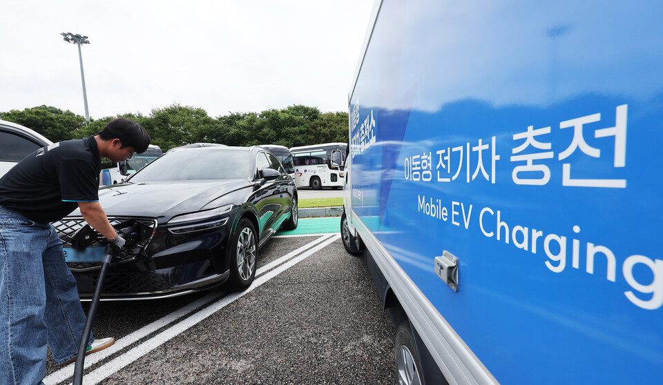 추석 연휴를 하루 앞둔 13일 오전 경기도 용인시 경부고속도로 부산방향 기흥휴게소에서 업체 관계자가 이동형 전기차 충전 서비스 시연을 하고 있다. / 사진=연합뉴스