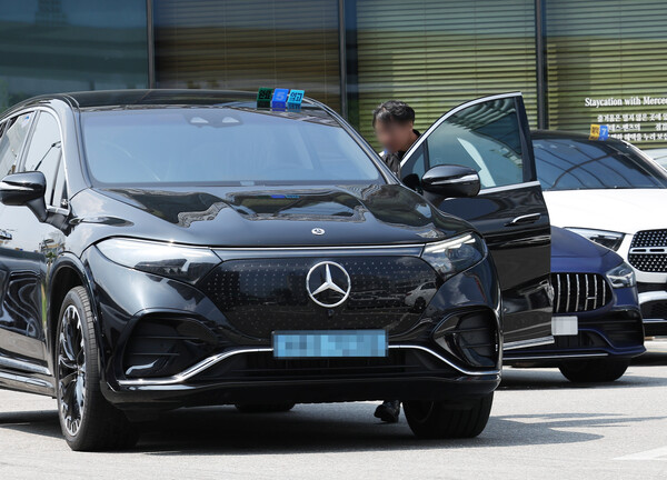 서울 소재 벤츠 서비스센터 직원이 지난달 14일 고객 전기차를 점검하고 있다. / 사진=연합뉴스