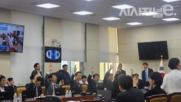 국회 과학기술정보방송통신위원회가 더불어민주당 의원들 주도로 지난 24일 올해 국정감사 일반증인 및 참고인 출석 요구의건을 의결하고 있다. / 사진 = 김용수 기자