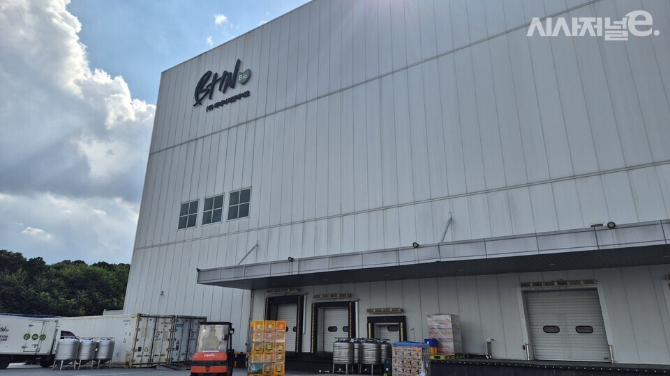 충북 진천에 위치한 교촌에프앤비 소스 생산 현장 비에이치앤바이오(BHNbio) 외관. / 사진=한다원 기자