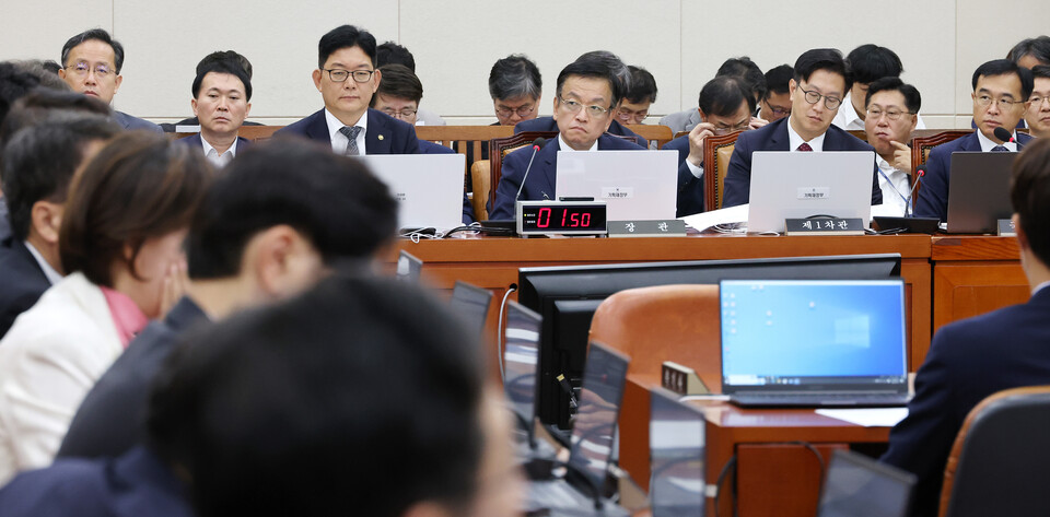 최상목 경제부총리 겸 기획재정부 장관(가운데)이 12일 오전 열린 국회 기획재정위원회 전체회의에 참석해 의원 질의를 경청하고 있다. / 사진=연합뉴스