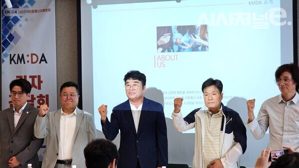 전국이동통신유통협회 관계자들이 30일 서울 성동구 서울숲SKV1타워에서 열린 기자간담회에서 단통법 폐지를 촉구하며 제도 개선 방향을 발표하고 있다. / 사진 = 김용수 기자