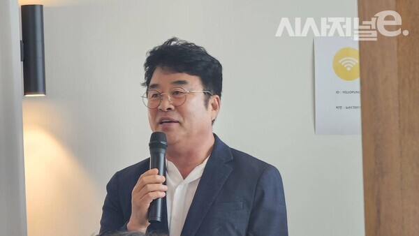 염규호 전국이동통신유통협회장이 30일 서울 성동구 서울숲SKV1타워에서 열린 기자간담회에서 단통법 폐지를 촉구하고 제도 개선 방향을 발표하고 있다. / 사진 = 김용수 기자