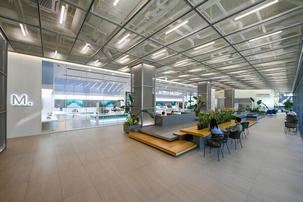 현대모비스 의왕연구소 1층 한켠에 위치한 기술전시공간과 로비. / 사진=현대모비스