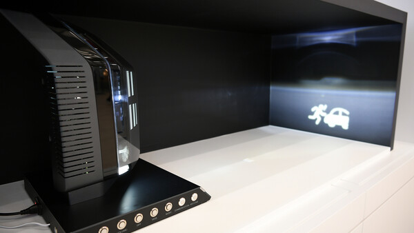 현대모비스가 개발한 커뮤니케이션 헤드램프. 헤드램프로 각종 메시지가 담긴 픽토그램을 노면에 비추는 장치다. / 사진=현대모비스