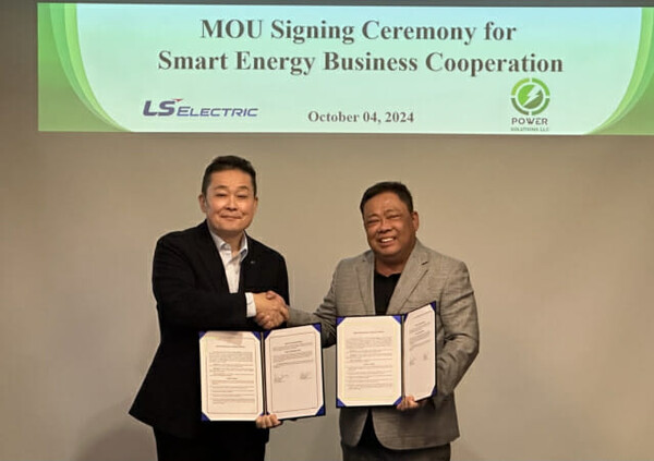 김종우 LS일렉트릭 사장과 리노 만자노(Rino Manzano) 파워 솔루션스 CEO(사장)이 협약 체결 후 기념촬영을 하고 있는 모습. / 사진=LS일렉트릭