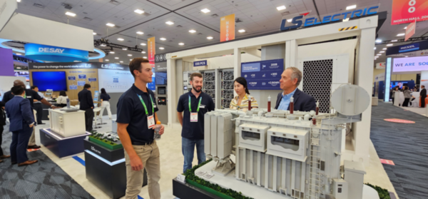 지난달 개최된 'RE+(Renewable Energy Plus) 2024'에서 LS일렉트릭 관계자가 고객들에게 초고압 변압기를 소개하고 있는 모습. / 사진=LS일렉트릭