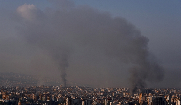 헤즈볼라와 이스라엘군 사이의 적대 행위가 계속되는 가운데 베이루트 남부 교외 지역에 연기가 피어오르고 있다. / 사진=로이터, 연합뉴스