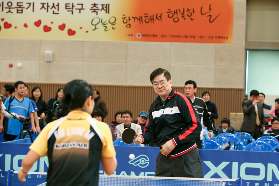 故 조양호 한진그룹 선대회장이 자선탁구대회에서 경기를 하는 모습. / 사진=한진그룹