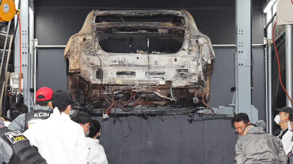 지난 8월8일 오전 인천 서구 한 공업사에서 경찰과 소방, 국립과학수사연구원, 벤츠 등 관계자들이 지난 1일 청라 아파트 지하 주차장에서 화재가 발생한 전기차에 대한 2차 합동 감식을 하고 있다. /사진=연합뉴스