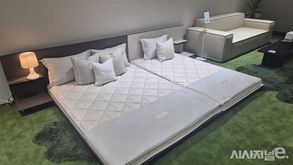 N32 비건 토퍼와 가구. / 사진=한다원 기자