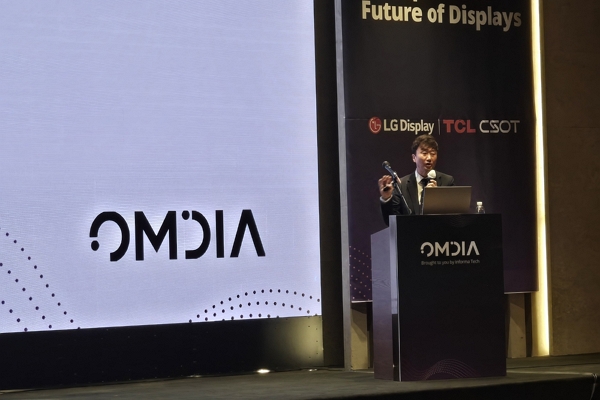 박진한 옴디아 이사가 17일 서울 서초구 엘타워에서 개최한 ‘2024 한국 디스플레이 컨퍼런스’에서 발표하고 있다. / 사진=고명훈 기자