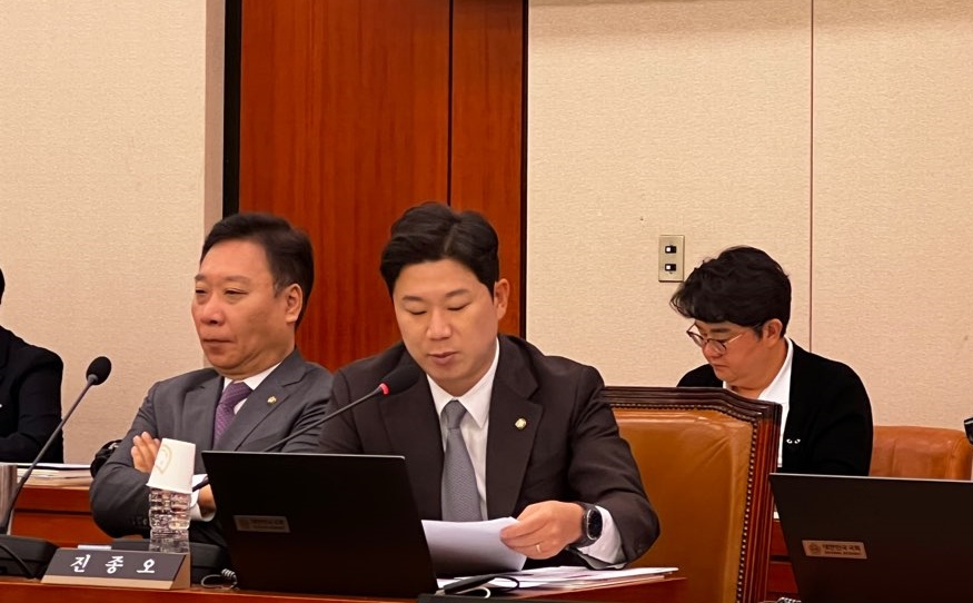 진종오 국민의힘 의원이 17일 국회 문화체육관광위원회 국정감사에서  서태건 게임물관리위원회 위원장에게 질의했다. /사진=장민영 기자