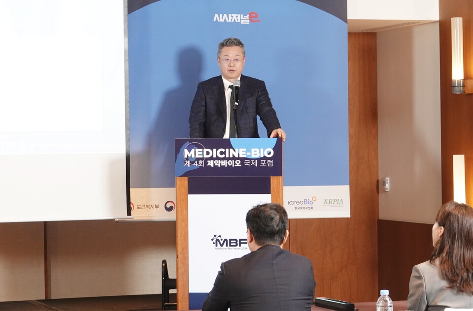 장종욱 이엔셀 대표이사가 17일 시사저널e 주최로 서울 용산구 그랜드 하얏트 호텔에서 열린 ‘제4회 제약바이오 국제포럼(Medicine-Bio Forum 2024)’에서 기조연설을 하고 있다. / 사진=시사저널e 