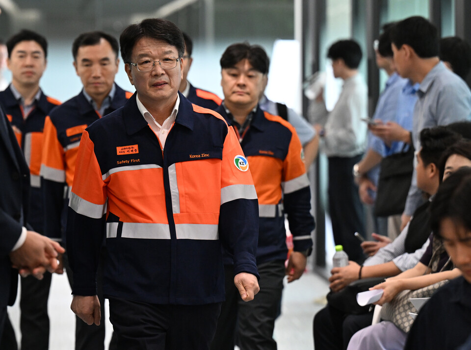 24일 서울 종로구 그랑서울에서 개최된 고려아연 기자회견에서 이제중 고려아연 부회장과 임직원들이 입장하고 있다. / 사진=연합뉴스