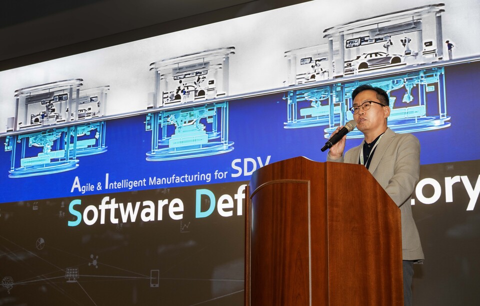 이재민 현대차·기아 이포레스트센터장이 소프트웨어 중심 공장(SDF)에 대해 설명하고 있다. / 사진=현대차
