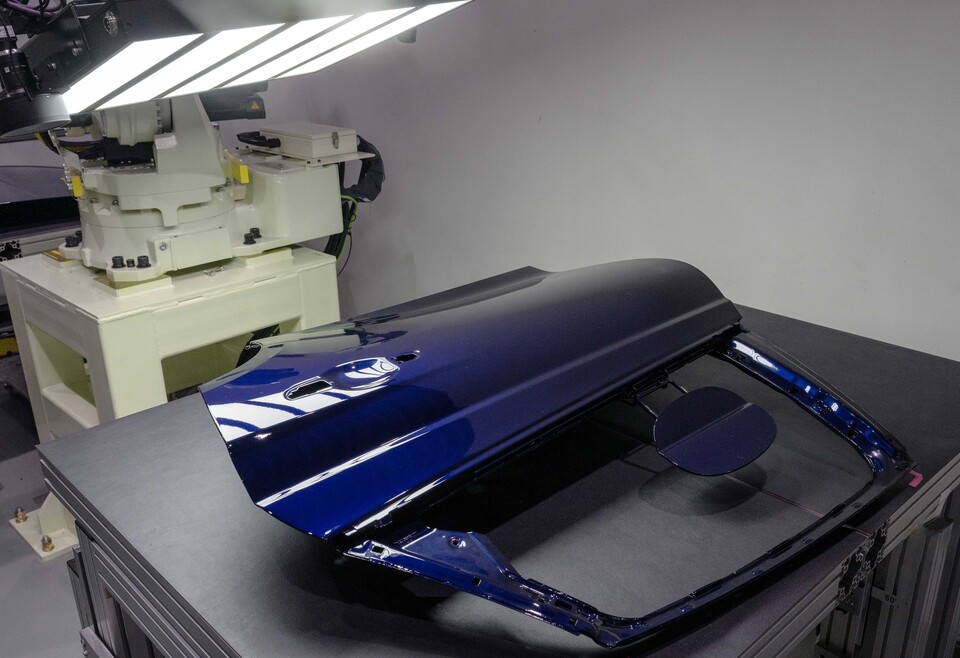 로봇과 비전 기술을 활용해 차량 도어 판넬의 표면 불량 여부를 검출하는 모습. / 사진=현대차