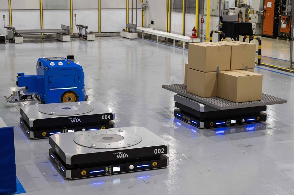 물류 로봇이 공장 내에서 부품을 옮기는 모습. / 사진=현대차