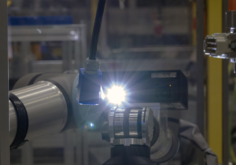 AI 영상 분석 기술을 활용해 실시간으로 차량의 판넬 품질을 자동 검사하는 모습. / 사진=현대차